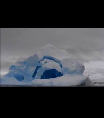 Des touristes surpris par l'effondrement d'un iceberg