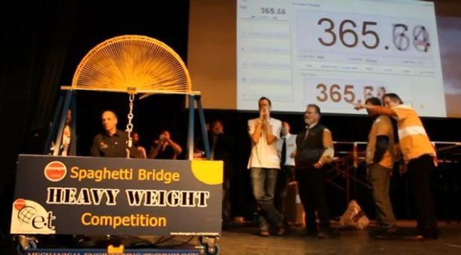 Il a construit un pont en spaghettis capable de supporter plus de 300 kg