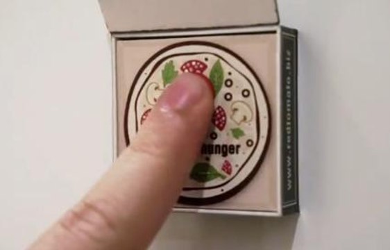 Commandez une pizza en appuyant sur un magnet de frigo !