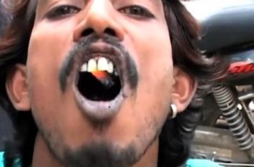 Il mange des braises tout juste sorties du feu