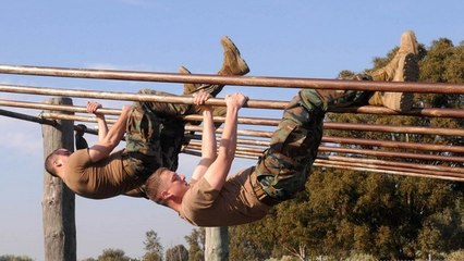 Des militaires dans une course relais hallucinante !