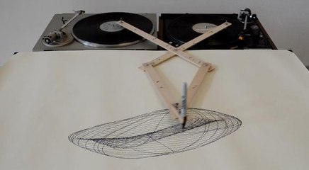 Il fabrique un spirographe avec des platines