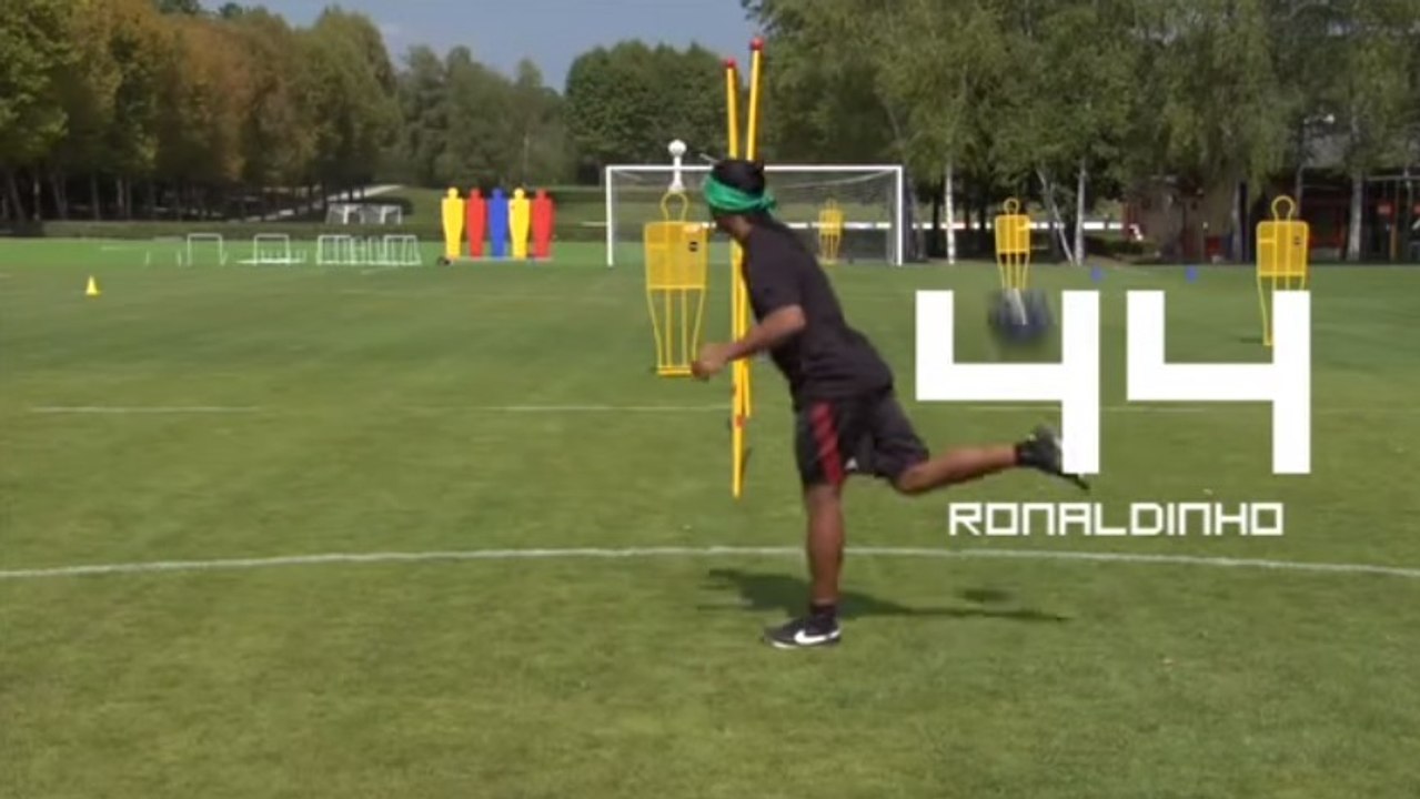 Ronaldinho enchaîne 44 jongles... les yeux bandés !