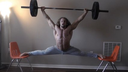 Jon Call soulève 45 kilos en grand écart entre deux chaises !