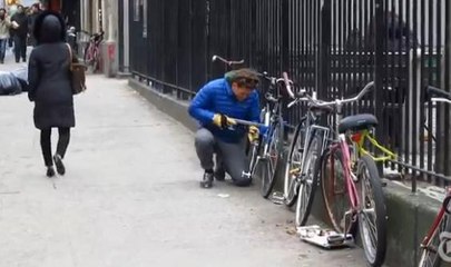 Il vole des vélos en plein New York sans le moindre risque