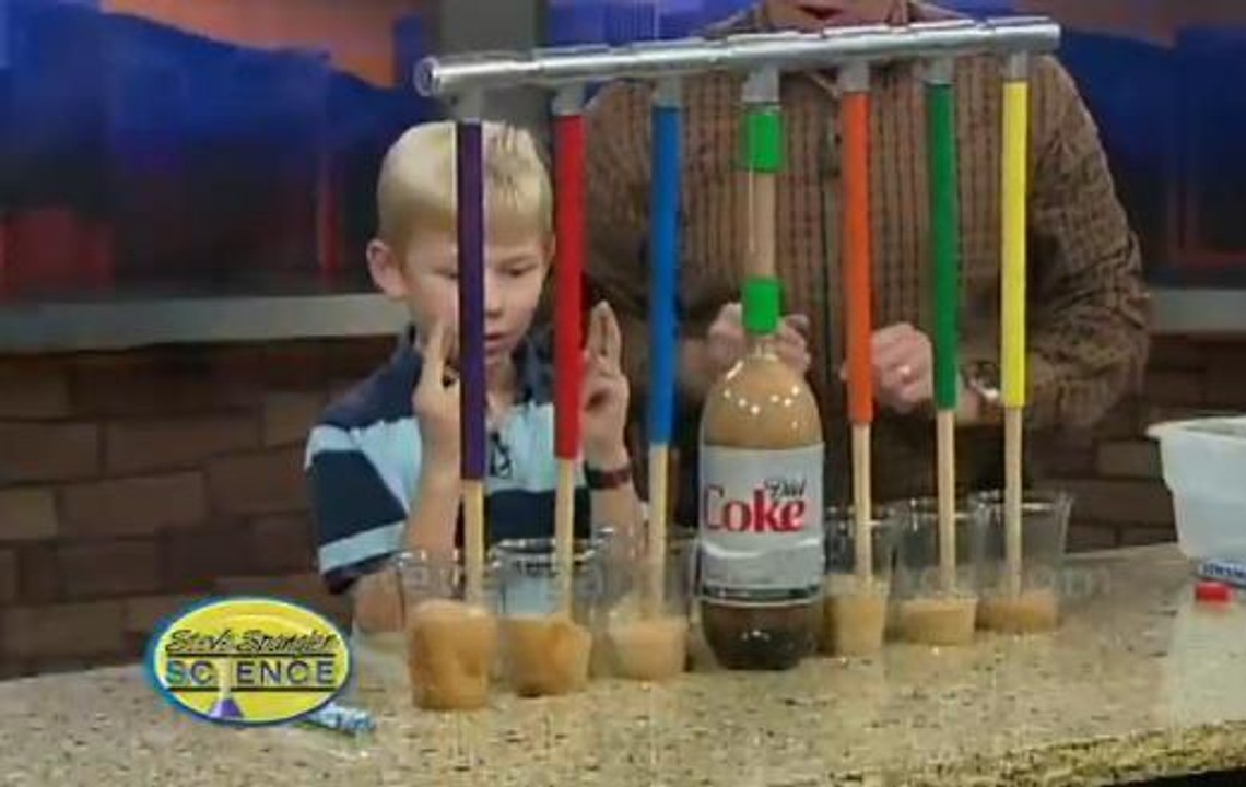 Sa super invention remplit six verres de Coca en même temps