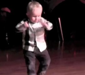 Il danse sur du Elvis et devient la vidéo la plus partagée