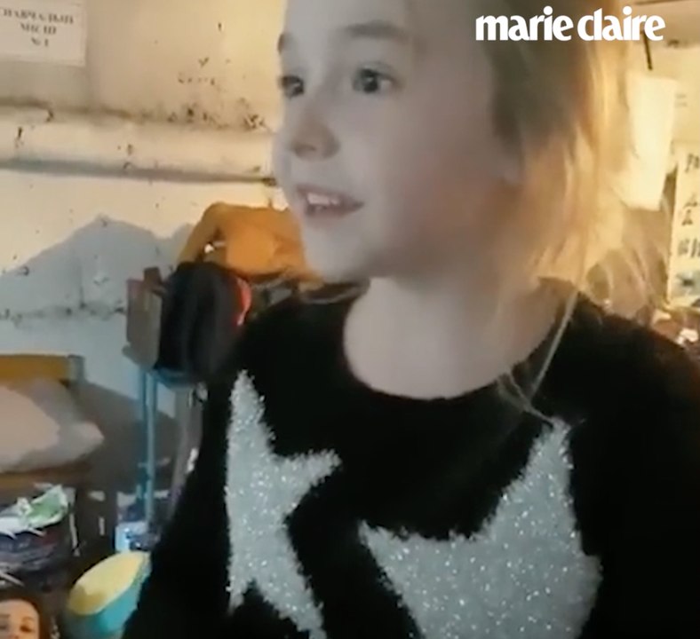 Une fillette réfugiée dans un bunker à Kiev entonne la chanson de la Reine des neiges "Libérée, délivrée"