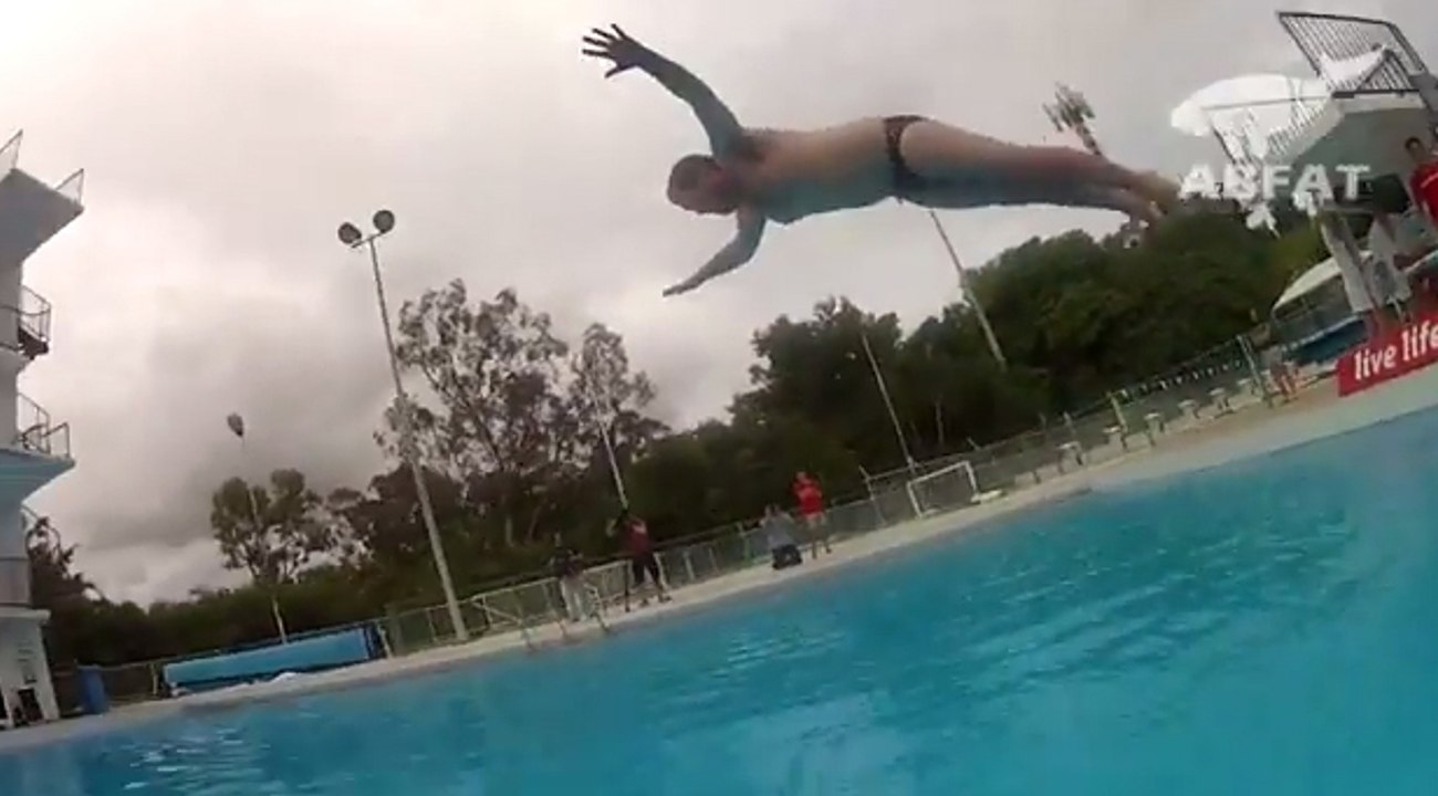 Ils réalisent des plats en piscine dans le cadre d'un concours insolite