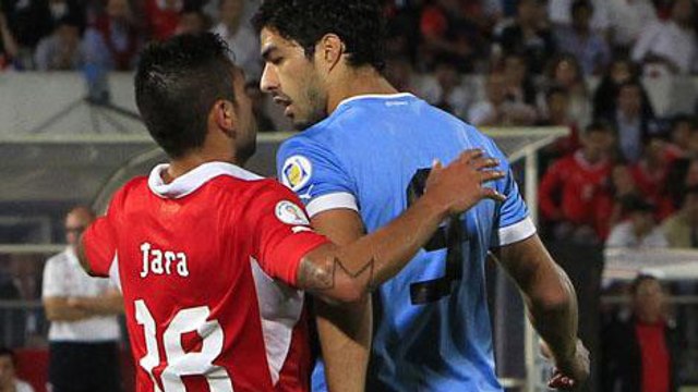 Avant de mettre un doigt dans les fesses de Cavani, Jara avait déjà agressé Suarez