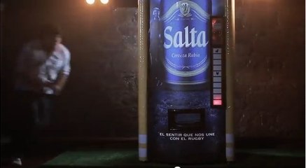 Pour obtenir votre canette, il vous faut frapper ce distributeur !