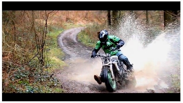Une moto routière de Triumph dans les bois !