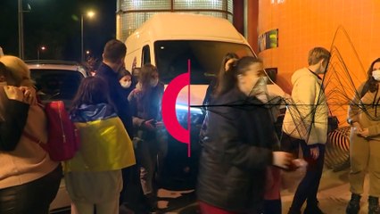 بدون تعليق: استقبال مجموعة من اللاجئين الأوكرانيين في ملجأ أقيم بملعب في البرتغال