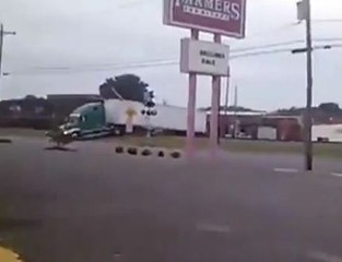 Un semi-remorque coupé en deux par un train