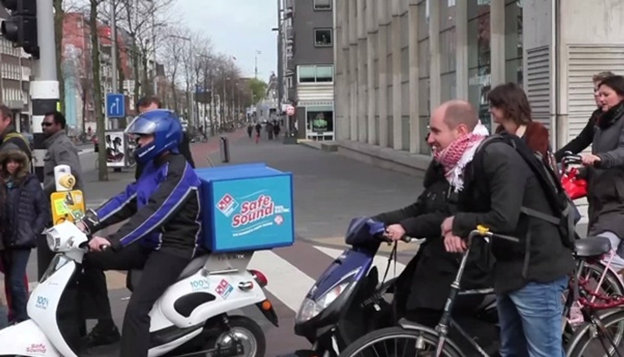 Ce scooter devient bruyant pour faire de la publicité