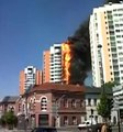 Zapping du web : un spectaculaire incendie d'un immeuble à Roubaix