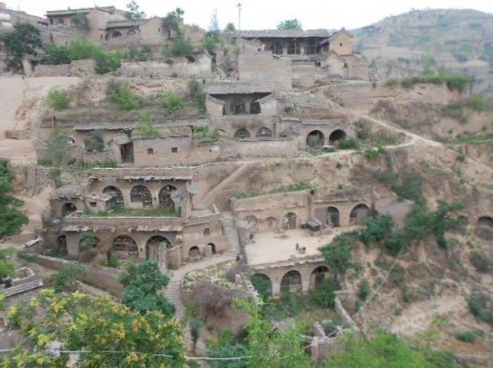 Dans ce village chinois, ces hommes vivent dans des caves