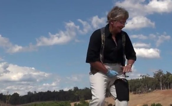 Elle reprend Lonely Boy des Black Keys avec deux cuillères