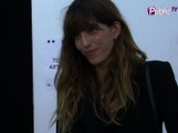 Exclu video: Fashion Week Paris : Lou Doillon et Alice Dellal au défilé d’Anthony Vaccarello !