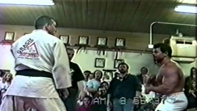 Quand un professionnel de Jiu-Jitsu défiait un bodybuilder et l'humiliait