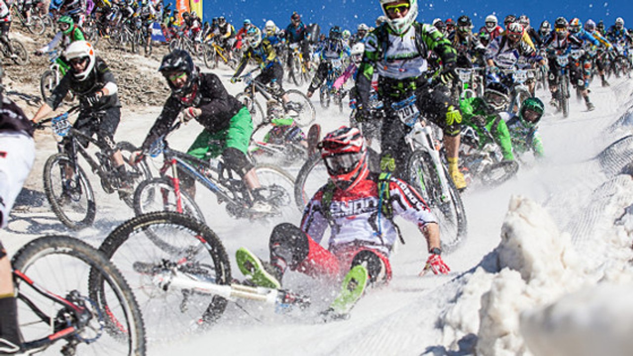 Une descente de VTT vertigineuse dans les glaciers des Alpes
