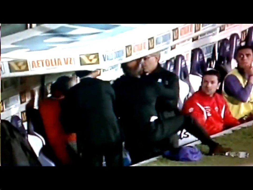 Un entraîneur de foot frappe l'un de ses joueurs en direct