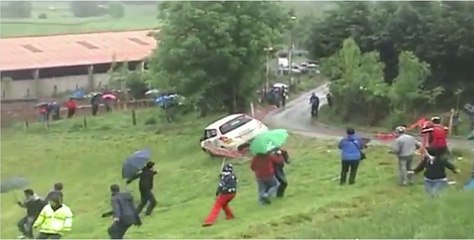 Lors d'un rallye, des spectateurs évitent trois voitures