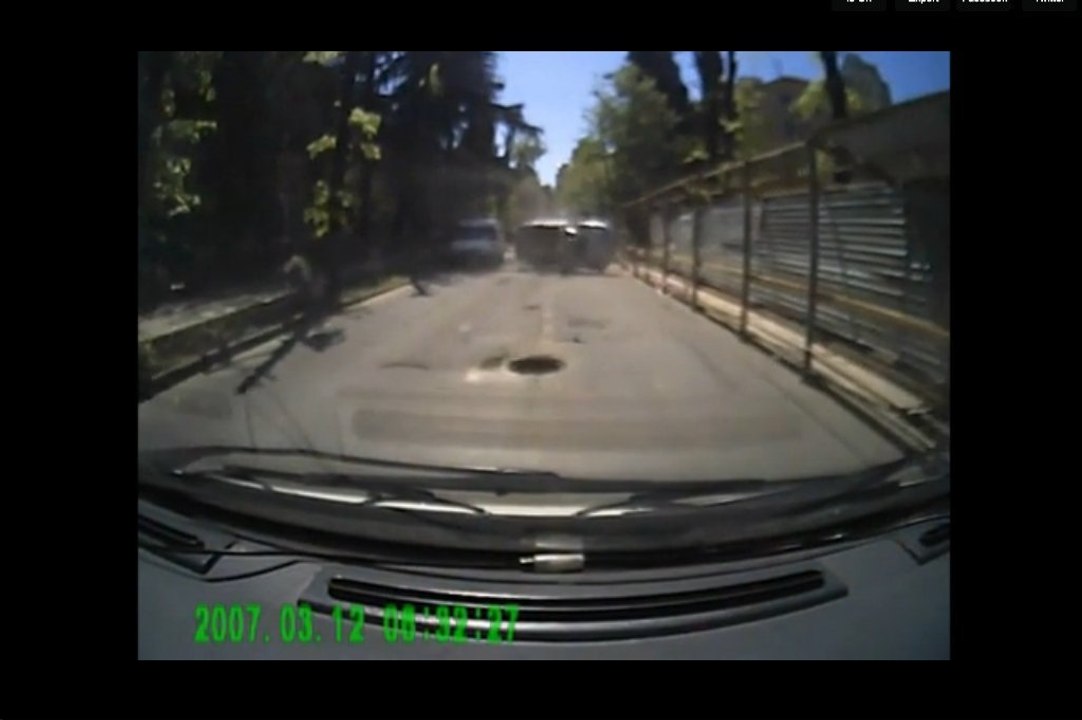 Une voiture fait un tonneau à cause d'une bouche d'égout