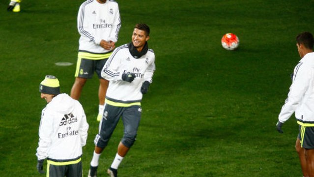 Cristiano Ronaldo inscrit un but incroyable en coup du foulard à l'entraînement du Real Madrid
