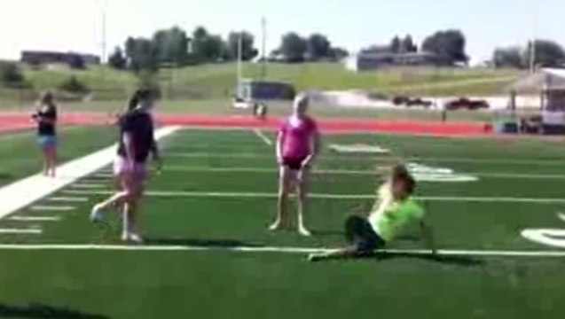 Cette pom-pom girl fait une jolie chute !