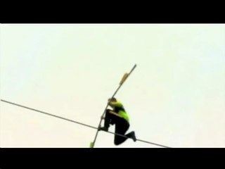 Ce funambule manque de faire une chute de 91 mètres