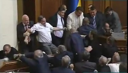 Une bagarre éclate au Parlement ukrainien !