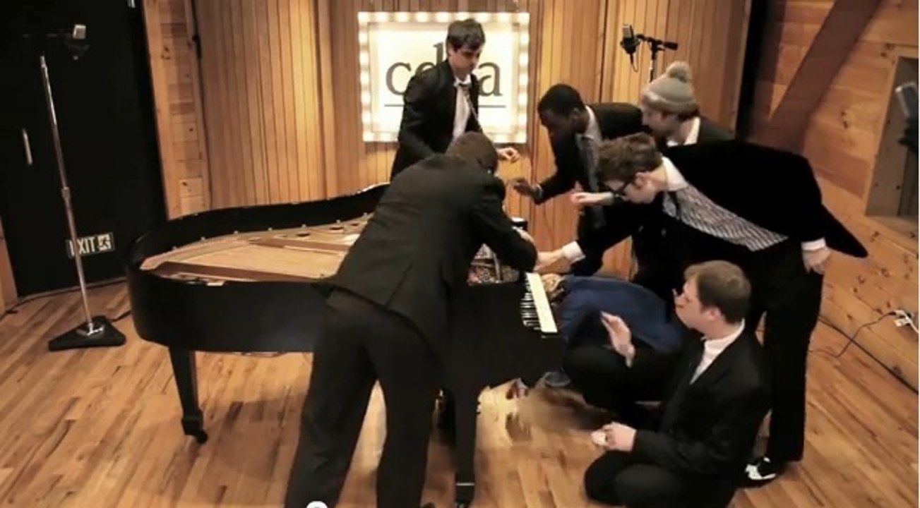 Un collectif joue à 7 sur un même piano !