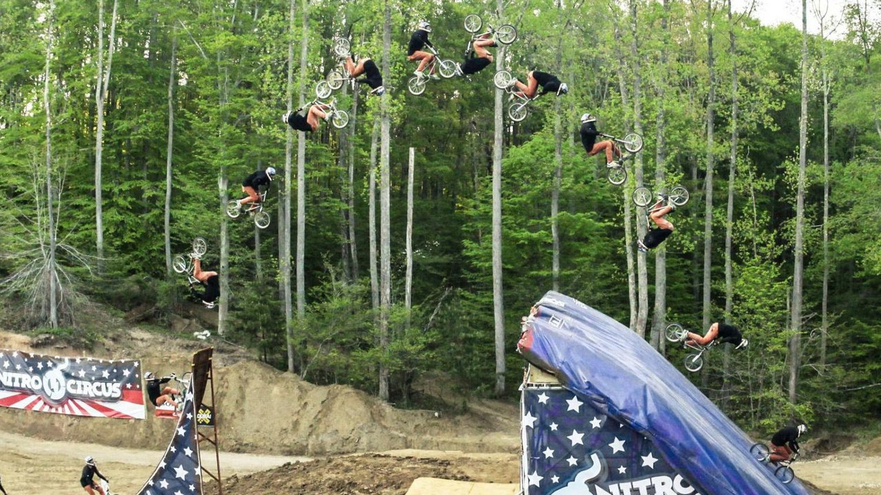 Le premier quadruple backflip en BMX de l'histoire !