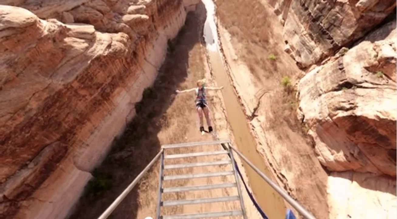 Vivez un saut à l'élastique de l'intérieur depuis le Grand Canyon