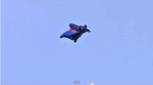 Il saute d'un hélicoptère à 730 mètres d'altitude sans parachute !