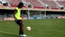 Ronaldinho se fait plaisir avec des gestes de fou
