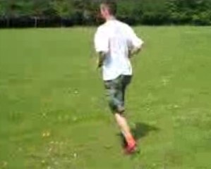 Il bat son propre record de course à reculons