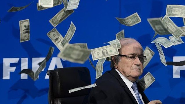 Sepp Blatter agressé avec ... des billets !