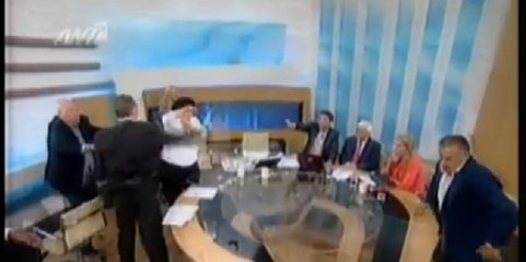 Grèce : un député néo nazi frappe une femme en direct à la télévision