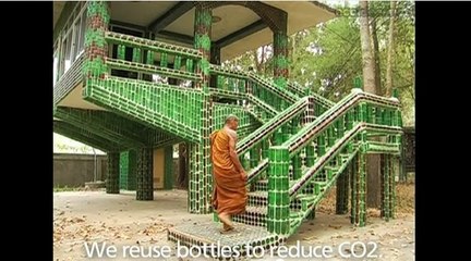 Un temple Bouddhiste construit à partir de bouteilles de bière !