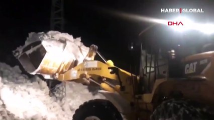 Görenler inanamıyor! Kar kütlesinin içerisinden açılan tünelle ulaşım sağlandı