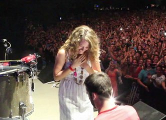 Il demande son amie en mariage en plein concert des Foster The People