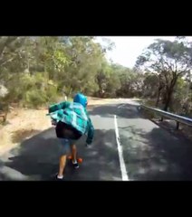 Ils roulent à vive allure et en contresens sur la route en skateboard!