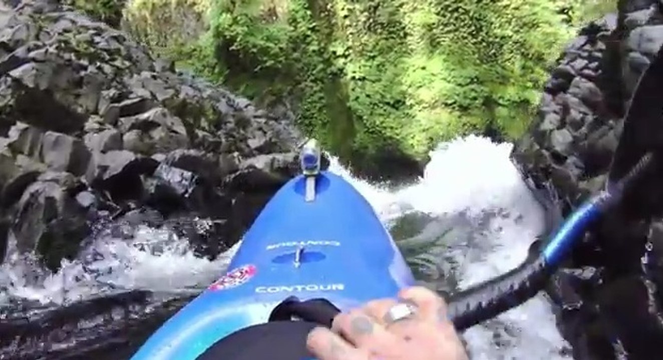 Un membre de Jackass saute d'une cascade en kayak