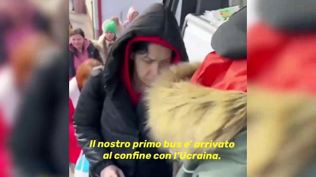 La carovana umanitaria porta i profughi dell'Ucraina a Milano con il primo bus di Refugees Welcome