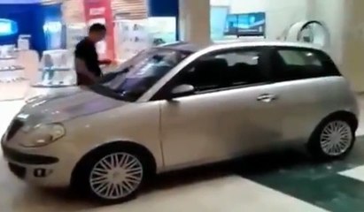 Il a garé sa voiture à l'intérieur d'un centre commercial