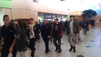 Des festivaliers métalleux se ruent par centaines au supermarché !