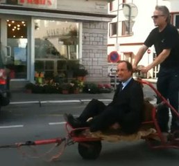 François Hollande se fait balader en traîneau par six chiens