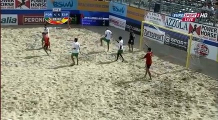 Beach Soccer : en pleine action, il se  fait une blessure impressionnante